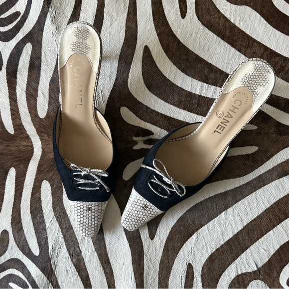 Vintage Chanel Pumps - Picture 3 of 7